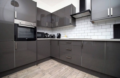 Adamsdown House | Royal Oak House by Tŷ SA - 5 bedroom house