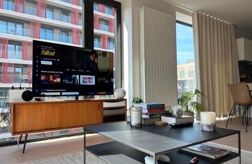 Docklands Apartment | Royal Wharf by the Thames