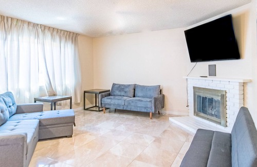Henderson House | Royalty Stay At Princess Ann Court- All Amenities Included