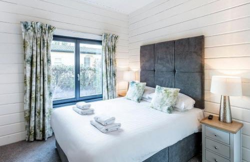 Harlow House | Roydon Marina - Lodge 8 - Hot Tub - Pet Friendly