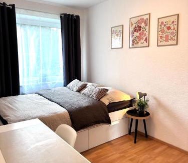 Herne Apartment | RtR Herne - For up to 5 Guests - 3 Bedrooms - Parking - Modern - Central - Fully Equipped