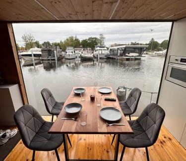 Schmoeckwitz Boat Rental | Ruheoase am Wasser, Sauna-Hausboot in Naturidylle