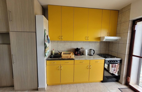 Utjeha Apartment | Ruhige, Gemütliche Ferienwohnung mit Terrasse, Parkplatz und Meerblick in Utjeha