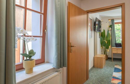 Domviertel Apartment | Ruhiges Zimmer mit Gartenblick & Schreibtisch