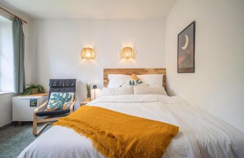 Domviertel Apartment | Ruhiges Zimmer mit Gartenblick & Schreibtisch