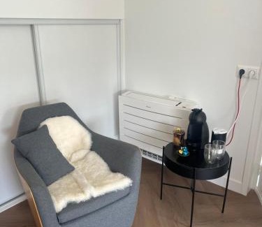 Leeuwarden House | Ruime slaap kamer met werkplek en privé badkamer bij Jacqueline