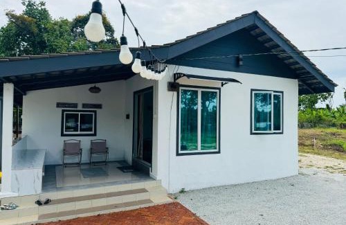 Kampung Pasir Tebakang House | Rumah Hayden - River View, 2BR, Wifi, Netflix