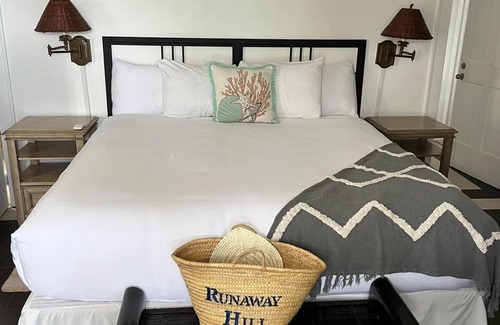 Dunmore Town Hotel | Runaway Hill Inn