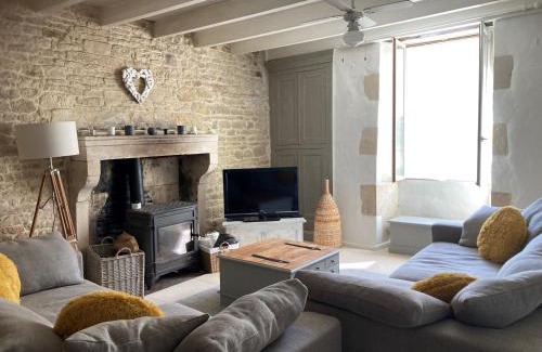 Raix House | Rural 3 Bedroom Gite with Swimming Pool