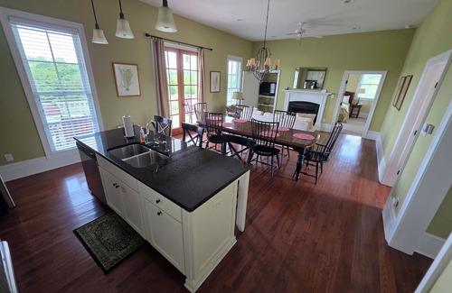Farmville Cottage | Rural and Charming 2-bedroom cottage near Hampden-Sydney and Longwood