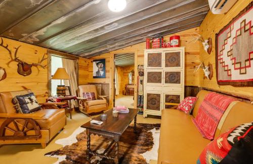 Tarpley House | Rural and Horse-Friendly Cabin about 24 Mi to Bandera!