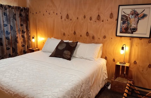 Helensville Cabin | Rural escape with forest trails & wineries on the doorstep