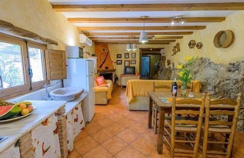 Laroya Cottage | Rural house with private JACUZZI. 2-4 people C´ANTONIA