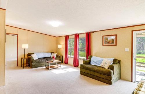 Dabolt House | Rural Kentucky Vacation Rental about 15 Mi to London!