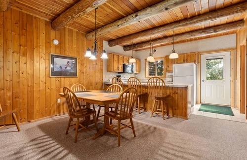 Breezy Point Condo | Rustic 2BR Loft Cabin w/Deck in Pelican Woods