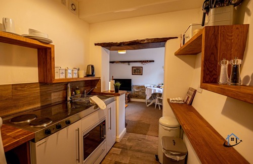 Caldecott Apartment | Rustic apartment, king bed, ensuite, parking, wifi