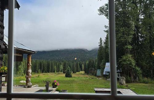 Golden Hotel | Rustic Beaverfoot Lodge Room N8