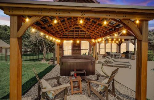 McKinney House | Rustic Cabin Mansion - Hot tub Gym Cinema Pool