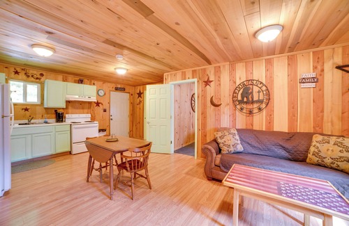 New Concord Cabin | Rustic Cabin on Farm ~ 4 Mi to Kentucky Lake!