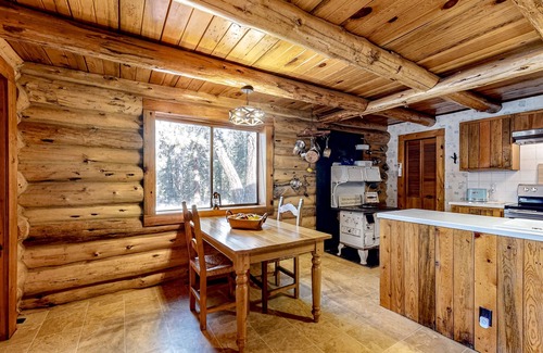 La Pine Cabin | Rustic Charm: Spacious log cabin, close to outdoor adventures, cozy vibes