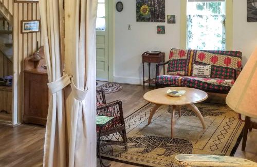Northfield House | Rustic-Chic Cottage with Yard and Grill - Near Hiking!
