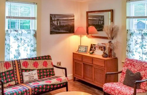 Northfield House | Rustic-Chic Cottage with Yard and Grill - Near Hiking!