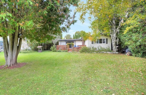 Kirkfield House | Rustic cottage on Canal Lake