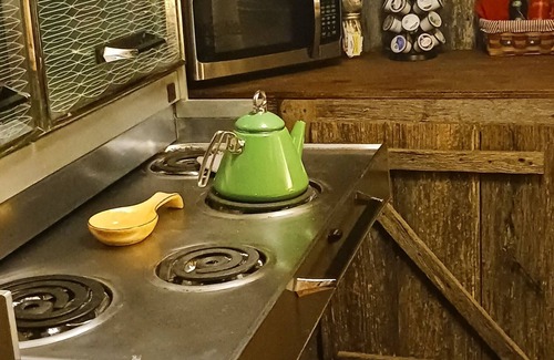 Blue Ridge Mountains Cabin | Rustic, Fall, fireplace @ 1800s Rustc Log Cabin WIFI TV, Sleeps 8