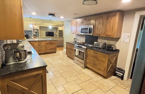 Ulster Park House | Rustic Family Retreat Getaway nPet friendly. n