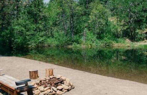 Cave Junction Cabin | Rustic Glamping Cabin - Camp in style and comfort!