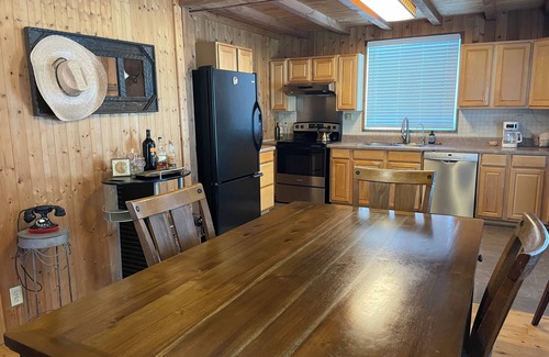 Mineral Wells Cabin | Rustic Hillside Cabin near Mineral Wells - 2 bedrooms, Brazos River Access