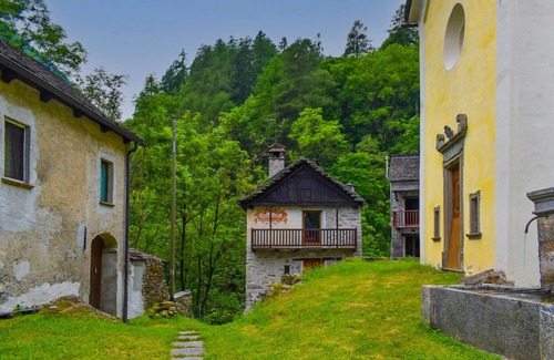 Cerentino House | Rustic house surrounded by greenery