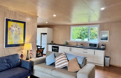 Te Anau Cabin | Rustic Kiwi Bach by the Lake