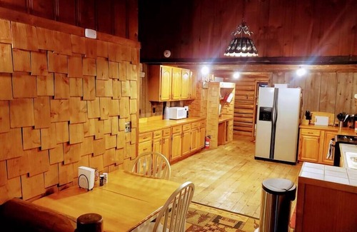 Lisbon House | Rustic Log Cabin #3 - "The Lodge"