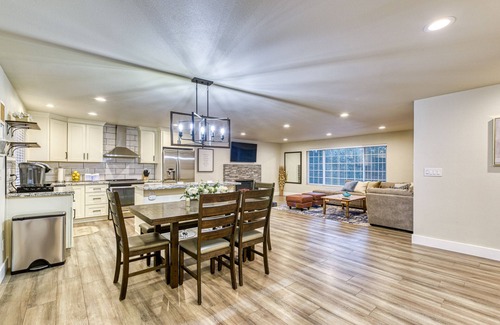 Duvall House | ★ Rustic Modern Mid Century Big Farmhouse ★ 2 Portable AC Units!