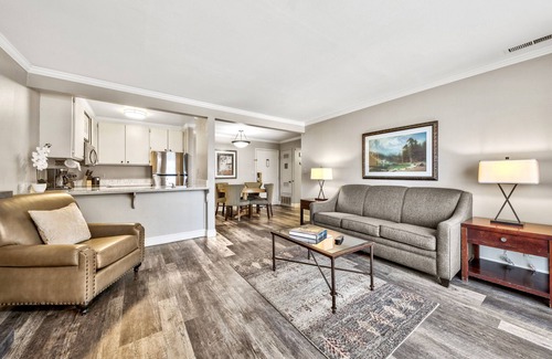 Lakeside Park Condo | Rustic Mountain Condo | Near Ski Lifts