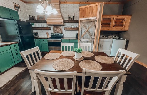 Carbon Hill Cabin | Rustic Oak Cabin - dogs welcome - Hocking hills