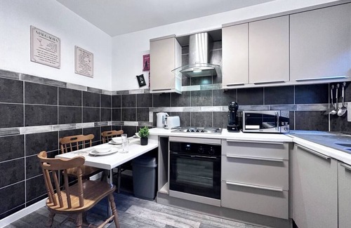 Rhondda Cynon Taff Apartment | Rustic Rhondda Retreat w/Hot Tub & Sauna - Ystrad