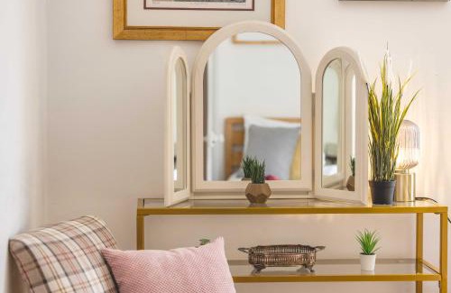 Windsor City Centre Ski Chalet | Rustic Royal Windsor Castle Cottage alfresco dining characterful