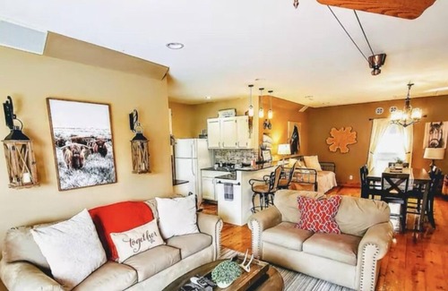 Barnhart Apartment | Rustic Secluded Guest House w/Valley Views + Pool
