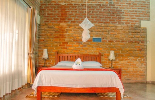 Nyanga Cabin | Rustic stone walls with modern conveniences in an African setting.