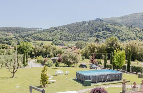 Vorno Apartment | Rustic Villetta with Garden, Pool and Parking