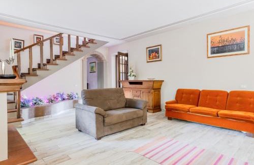 Vorno Apartment | Rustic Villetta with Garden, Pool and Parking