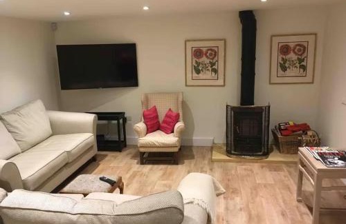 Merriott House | RusticRetreat-4Guests-Fireplace-Parking-Garden