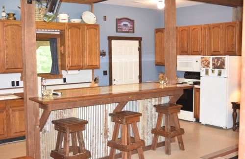 Thompson Cabin | Rut & Strut Ranch - 35 minutes from Mark Twain Lake! Quiet Cabin in the woods