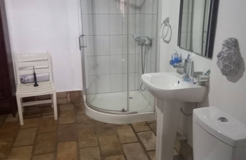 Nyanza Bed & Breakfast | Rwanda African Art Museum