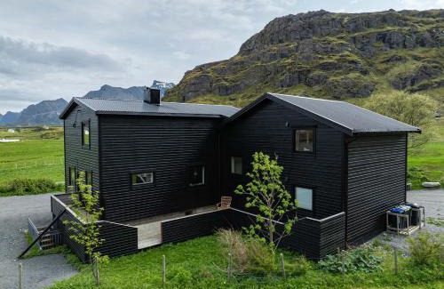 Flakstad Cabin | Ryten & Kvalvika Trail Farm