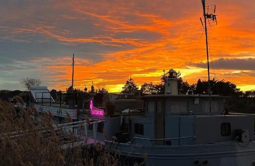 Aigues-Mortes Boat Rental | Séjour atypique et insolite sur notre péniche La Coradine avec grand spa