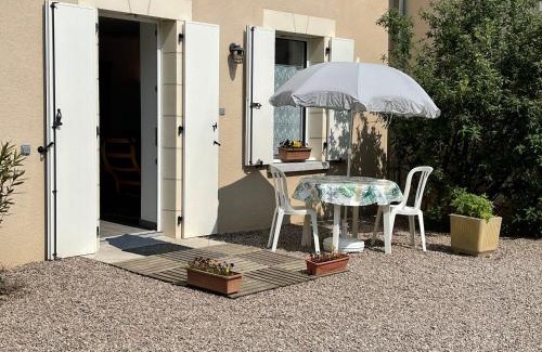 Mezieres-sur-Ponthouin House | Séjour au Bord de l’eau - Moulin Authentique avec Pêche et Confort Moderne - FR-1-410-393