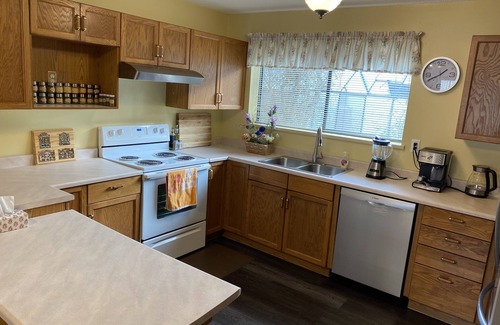Aldergrove House | Safe clean quiet room, keyless private entry, close to Abbotsford airport & town